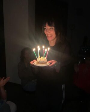 Paola Krum Instagram - Feliz cumple para mí !!!!!
Feliz de festejar mi vida,mis amores, mi familia ,mi trabajo,las risas,los mimos, la complicidad,los amigos de siempre,los nuevos amigos…
Festejar el encuentro y la fortuna de estar rodeada de tanto amor,
GRACIAS ❤️ 

Y muchas gracias por sobre todo a @croquemadamevillacrespo por el disfrute de sus DELICIAS y la atención amorosa e increíble!!!!!❤️❤️❤️❤️❤️❤️