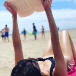 Paola Krum Instagram - Cómo leer en la playa,usando el libro de protección solar 🌞