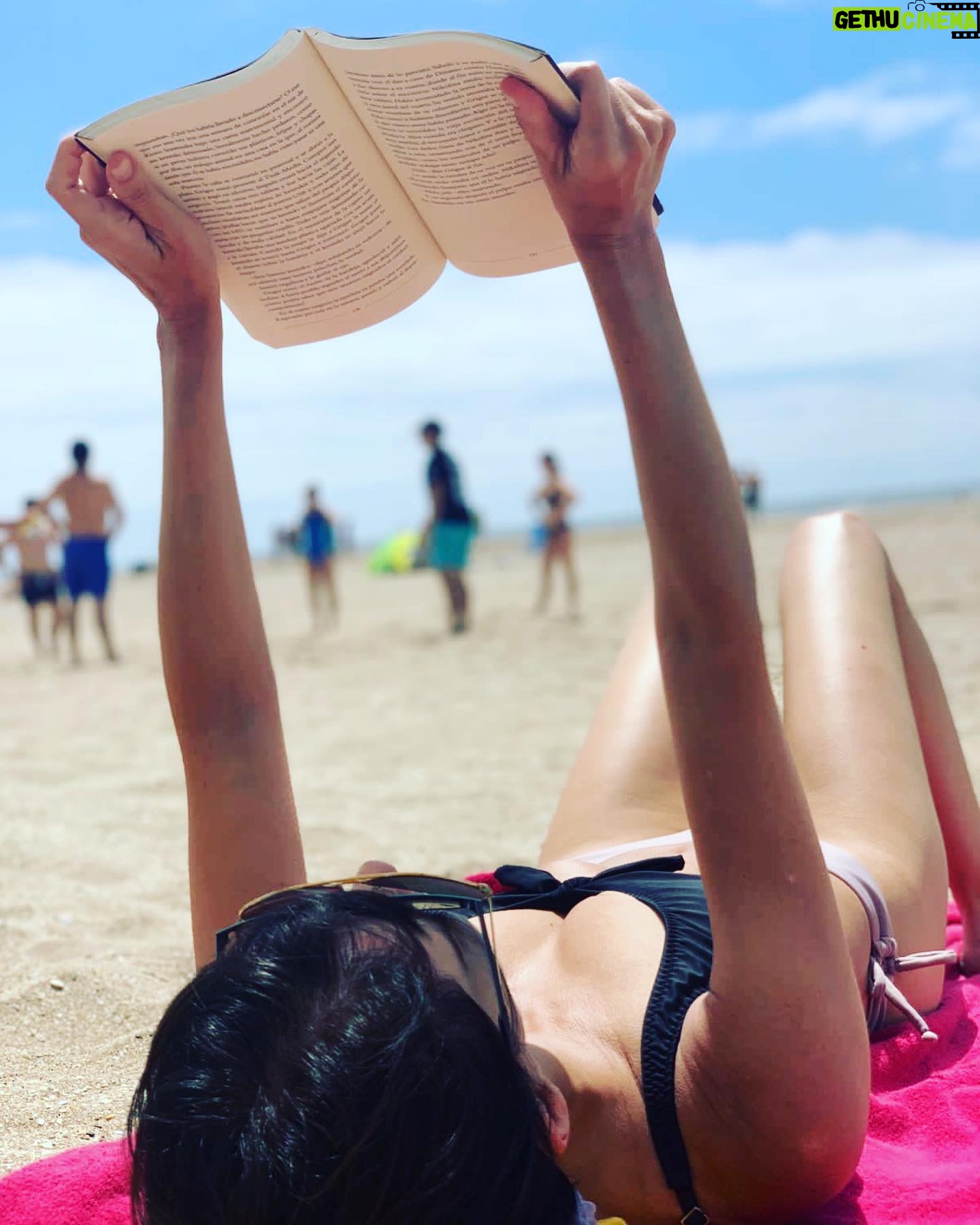 Paola Krum Instagram - C贸mo leer en la playa,usando el libro de protecci贸n solar 馃尀