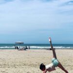 Paola Krum Instagram - Un poco de yoga en la playa ...