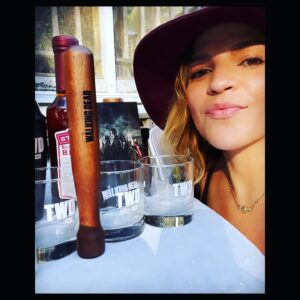 Paola Lázaro Instagram - I think it’s time for a premiere tonnage #TheWalkingDead 🧟‍♀️ Love you all 💕 THANKFUL for your support always 🙌 Also see you on @amctalkingdead LIVE TONIGHT #TWD #SextonWhiskey #Premiere #Cocktail