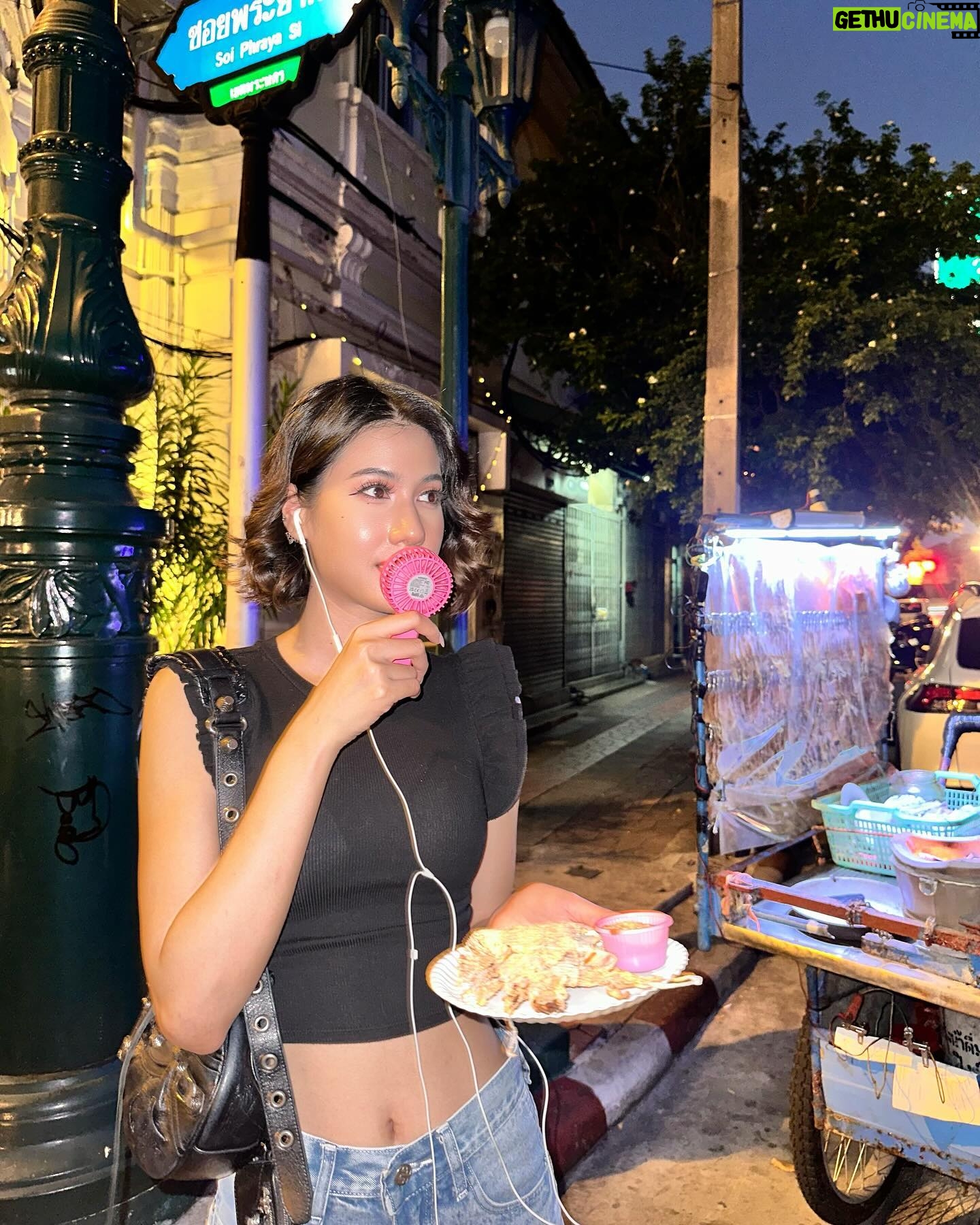 Paparwadee Chansamorn Instagram - เดินเล่น กินอิ่ม สนุกอะ 💕✨