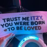 Paparwadee Chansamorn Instagram - สนุกมาก!!! 🔥 หาคำไหนมาแทนไม่ได้ ดีเกิน จะเครซี่ ❤️👑✨ #itzy_borntobe_bkk #itzy_world_tour #midzy @itzy.all.in.us