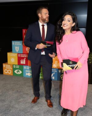 Parisa Amiri Instagram - Audition för att vi tar över På Spåret efter Luuk och Lindström*! Skoja. Men inte helt? 

På plats på Gotland för att prata öns framtid och FN:s globala mål, bonuslyx att ha @appelstoffe som med-konferencier idag - han har redan paxat att få vara domaren. Lägg din RÖST (*obs inte att vi vill att de ska sluta nu/alls!!) #britneymicken