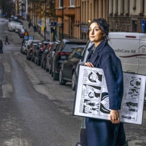 Parisa Amiri Instagram - Protestbibeln Persepolis! Så tacksam för att @vilaser uppmärksammat nyutgåvan av Satrapis banbrytande, modiga serieroman speciellt i de här tiderna, en vass, unik röst i skuggan av islamiska revolutionen i Iran. 

Bläddra för texten om dess betydelse med ett FÅTAL favoritrutor, om kontrollens idioti och hur rädsla tystar och göder förtryck.

Rent obligatorisk bok (och film), om kampen för att bevara identiteten och hur proteströrelsen i Iran ALLTID gjort motstånd, vare sig högljutt på gatorna eller genom civil olydnad. Läs för att nyansera bilden av folket och livet i diktaturen och för att bli uppmärksam på hur ofrihet växer fram. Och det egna ansvaret.  @galago_forlag