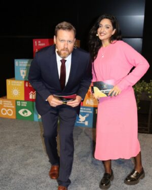 Parisa Amiri Instagram - Audition för att vi tar över På Spåret efter Luuk och Lindström*! Skoja. Men inte helt? 

På plats på Gotland för att prata öns framtid och FN:s globala mål, bonuslyx att ha @appelstoffe som med-konferencier idag - han har redan paxat att få vara domaren. Lägg din RÖST (*obs inte att vi vill att de ska sluta nu/alls!!) #britneymicken
