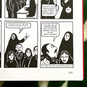Parisa Amiri Instagram - Protestbibeln Persepolis! Så tacksam för att @vilaser uppmärksammat nyutgåvan av Satrapis banbrytande, modiga serieroman speciellt i de här tiderna, en vass, unik röst i skuggan av islamiska revolutionen i Iran. 

Bläddra för texten om dess betydelse med ett FÅTAL favoritrutor, om kontrollens idioti och hur rädsla tystar och göder förtryck.

Rent obligatorisk bok (och film), om kampen för att bevara identiteten och hur proteströrelsen i Iran ALLTID gjort motstånd, vare sig högljutt på gatorna eller genom civil olydnad. Läs för att nyansera bilden av folket och livet i diktaturen och för att bli uppmärksam på hur ofrihet växer fram. Och det egna ansvaret.  @galago_forlag