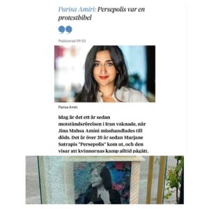 Parisa Amiri Instagram - Ett år sen Mahsa Jina Aminis död, skriver i DN om kvinnors ständiga motstånd och det ofattbara modet utifrån Persepolis, och hur folkets missnöje hotar Irans fascistiska skräckstyre. Länk i story och på dn.se.

Uppmärksamma gärna årsdagen och stötta rörelsen på de sätt ni kan!  #jinjianazadi