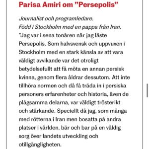 Parisa Amiri Instagram - Protestbibeln Persepolis! Så tacksam för att @vilaser uppmärksammat nyutgåvan av Satrapis banbrytande, modiga serieroman speciellt i de här tiderna, en vass, unik röst i skuggan av islamiska revolutionen i Iran. 

Bläddra för texten om dess betydelse med ett FÅTAL favoritrutor, om kontrollens idioti och hur rädsla tystar och göder förtryck.

Rent obligatorisk bok (och film), om kampen för att bevara identiteten och hur proteströrelsen i Iran ALLTID gjort motstånd, vare sig högljutt på gatorna eller genom civil olydnad. Läs för att nyansera bilden av folket och livet i diktaturen och för att bli uppmärksam på hur ofrihet växer fram. Och det egna ansvaret.  @galago_forlag