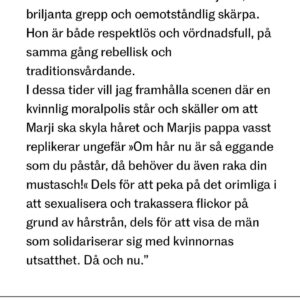 Parisa Amiri Instagram - Protestbibeln Persepolis! Så tacksam för att @vilaser uppmärksammat nyutgåvan av Satrapis banbrytande, modiga serieroman speciellt i de här tiderna, en vass, unik röst i skuggan av islamiska revolutionen i Iran. 

Bläddra för texten om dess betydelse med ett FÅTAL favoritrutor, om kontrollens idioti och hur rädsla tystar och göder förtryck.

Rent obligatorisk bok (och film), om kampen för att bevara identiteten och hur proteströrelsen i Iran ALLTID gjort motstånd, vare sig högljutt på gatorna eller genom civil olydnad. Läs för att nyansera bilden av folket och livet i diktaturen och för att bli uppmärksam på hur ofrihet växer fram. Och det egna ansvaret.  @galago_forlag