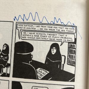 Parisa Amiri Instagram - Protestbibeln Persepolis! Så tacksam för att @vilaser uppmärksammat nyutgåvan av Satrapis banbrytande, modiga serieroman speciellt i de här tiderna, en vass, unik röst i skuggan av islamiska revolutionen i Iran. 

Bläddra för texten om dess betydelse med ett FÅTAL favoritrutor, om kontrollens idioti och hur rädsla tystar och göder förtryck.

Rent obligatorisk bok (och film), om kampen för att bevara identiteten och hur proteströrelsen i Iran ALLTID gjort motstånd, vare sig högljutt på gatorna eller genom civil olydnad. Läs för att nyansera bilden av folket och livet i diktaturen och för att bli uppmärksam på hur ofrihet växer fram. Och det egna ansvaret.  @galago_forlag