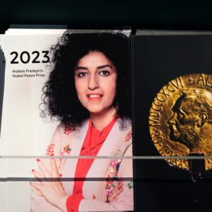 Parisa Amiri Instagram - Inte ens ett 31-årigt fängelsestraff tystar Narges Mohammadi, årets mottagare av Nobels fredspris här i Oslo. Utan istället träder hennes 17-åriga tvillingbarn fram och för hennes talan. 

Svårt att hitta ett tydligare tecken på hur motstånd föder motstånd. Från det notoriskt avskyvärda Evinfängelset i Iran har hon lyckats smuggla ut ett tal, på små bitar toalettpapper, liksom hon smugglat ut budskap och berättelser de många år regimen försökt stoppa henne. 

Här i Oslo ekar hennes röst mot alla odds fram, liksom den gjort under tre decennier av motstånd och orädd kamp. Hennes ord ekar fram genom hennes 17-åriga dotter och son som inte träffat mamman på nio år och lever i exil. Ekar mot stenväggarna i Oslo rådhus och ut i världen.

Det korrupta, brutala styret svarar på folkets vädjan med kulor, piskrapp, övergrepp och försummelse, med kontroll, fångenskap och tortyr.  
Då svarar Narges Mohammadi med hopp, ledarskap, beslutsamhet och en fundamental tro på mänskliga rättigheter, frihet och jämlikhet. 
En ofattbart betydelsefull dag, för alla som lider under förtryck, oavsett var. 
Som Narges sa i en text i New York Times - smugglad ut ur fängelset - The More They Lock Us Up, The Stronger We Become. 
Fängslad men aldrig tystad. Eka vidare deras ord! @narges_mohamadi_51  @nobelpeacecenter