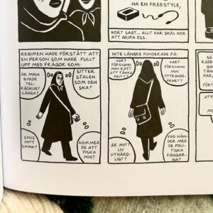 Parisa Amiri Instagram - Protestbibeln Persepolis! Så tacksam för att @vilaser uppmärksammat nyutgåvan av Satrapis banbrytande, modiga serieroman speciellt i de här tiderna, en vass, unik röst i skuggan av islamiska revolutionen i Iran. 

Bläddra för texten om dess betydelse med ett FÅTAL favoritrutor, om kontrollens idioti och hur rädsla tystar och göder förtryck.

Rent obligatorisk bok (och film), om kampen för att bevara identiteten och hur proteströrelsen i Iran ALLTID gjort motstånd, vare sig högljutt på gatorna eller genom civil olydnad. Läs för att nyansera bilden av folket och livet i diktaturen och för att bli uppmärksam på hur ofrihet växer fram. Och det egna ansvaret.  @galago_forlag