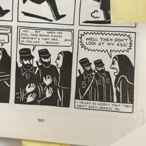 Parisa Amiri Instagram - Protestbibeln Persepolis! Så tacksam för att @vilaser uppmärksammat nyutgåvan av Satrapis banbrytande, modiga serieroman speciellt i de här tiderna, en vass, unik röst i skuggan av islamiska revolutionen i Iran. 

Bläddra för texten om dess betydelse med ett FÅTAL favoritrutor, om kontrollens idioti och hur rädsla tystar och göder förtryck.

Rent obligatorisk bok (och film), om kampen för att bevara identiteten och hur proteströrelsen i Iran ALLTID gjort motstånd, vare sig högljutt på gatorna eller genom civil olydnad. Läs för att nyansera bilden av folket och livet i diktaturen och för att bli uppmärksam på hur ofrihet växer fram. Och det egna ansvaret.  @galago_forlag