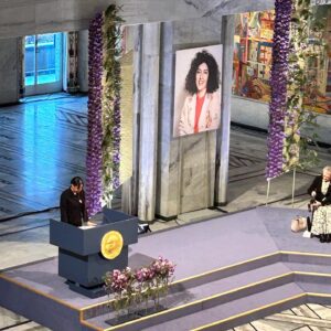 Parisa Amiri Instagram - Inte ens ett 31-årigt fängelsestraff tystar Narges Mohammadi, årets mottagare av Nobels fredspris här i Oslo. Utan istället träder hennes 17-åriga tvillingbarn fram och för hennes talan. 

Svårt att hitta ett tydligare tecken på hur motstånd föder motstånd. Från det notoriskt avskyvärda Evinfängelset i Iran har hon lyckats smuggla ut ett tal, på små bitar toalettpapper, liksom hon smugglat ut budskap och berättelser de många år regimen försökt stoppa henne. 

Här i Oslo ekar hennes röst mot alla odds fram, liksom den gjort under tre decennier av motstånd och orädd kamp. Hennes ord ekar fram genom hennes 17-åriga dotter och son som inte träffat mamman på nio år och lever i exil. Ekar mot stenväggarna i Oslo rådhus och ut i världen.

Det korrupta, brutala styret svarar på folkets vädjan med kulor, piskrapp, övergrepp och försummelse, med kontroll, fångenskap och tortyr.  
Då svarar Narges Mohammadi med hopp, ledarskap, beslutsamhet och en fundamental tro på mänskliga rättigheter, frihet och jämlikhet. 
En ofattbart betydelsefull dag, för alla som lider under förtryck, oavsett var. 
Som Narges sa i en text i New York Times - smugglad ut ur fängelset - The More They Lock Us Up, The Stronger We Become. 
Fängslad men aldrig tystad. Eka vidare deras ord! @narges_mohamadi_51  @nobelpeacecenter