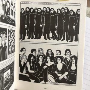 Parisa Amiri Instagram - Protestbibeln Persepolis! Så tacksam för att @vilaser uppmärksammat nyutgåvan av Satrapis banbrytande, modiga serieroman speciellt i de här tiderna, en vass, unik röst i skuggan av islamiska revolutionen i Iran. 

Bläddra för texten om dess betydelse med ett FÅTAL favoritrutor, om kontrollens idioti och hur rädsla tystar och göder förtryck.

Rent obligatorisk bok (och film), om kampen för att bevara identiteten och hur proteströrelsen i Iran ALLTID gjort motstånd, vare sig högljutt på gatorna eller genom civil olydnad. Läs för att nyansera bilden av folket och livet i diktaturen och för att bli uppmärksam på hur ofrihet växer fram. Och det egna ansvaret.  @galago_forlag