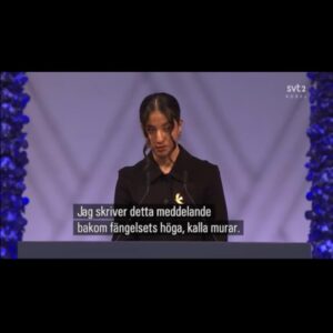 Parisa Amiri Instagram - Inte ens ett 31-årigt fängelsestraff tystar Narges Mohammadi, årets mottagare av Nobels fredspris här i Oslo. Utan istället träder hennes 17-åriga tvillingbarn fram och för hennes talan. 

Svårt att hitta ett tydligare tecken på hur motstånd föder motstånd. Från det notoriskt avskyvärda Evinfängelset i Iran har hon lyckats smuggla ut ett tal, på små bitar toalettpapper, liksom hon smugglat ut budskap och berättelser de många år regimen försökt stoppa henne. 

Här i Oslo ekar hennes röst mot alla odds fram, liksom den gjort under tre decennier av motstånd och orädd kamp. Hennes ord ekar fram genom hennes 17-åriga dotter och son som inte träffat mamman på nio år och lever i exil. Ekar mot stenväggarna i Oslo rådhus och ut i världen.

Det korrupta, brutala styret svarar på folkets vädjan med kulor, piskrapp, övergrepp och försummelse, med kontroll, fångenskap och tortyr.  
Då svarar Narges Mohammadi med hopp, ledarskap, beslutsamhet och en fundamental tro på mänskliga rättigheter, frihet och jämlikhet. 
En ofattbart betydelsefull dag, för alla som lider under förtryck, oavsett var. 
Som Narges sa i en text i New York Times - smugglad ut ur fängelset - The More They Lock Us Up, The Stronger We Become. 
Fängslad men aldrig tystad. Eka vidare deras ord! @narges_mohamadi_51  @nobelpeacecenter