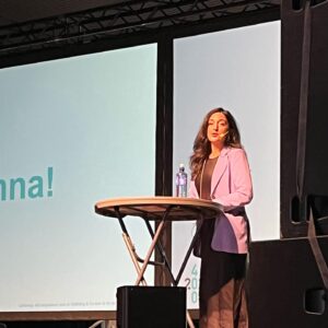 Parisa Amiri Instagram - Gör verkligen ALLT jag kan för att bli hedersgöteborgare?
Grattis kära @goteborg2023 till 400 (=402) starka år! Och tack för två som alltid rekordfina dagar i #britneymicken som programledare, för angelägna seminarier och samtal om stadens sociala utmaningar och klimatomställningen, att bygga bort otrygghet, trångboddhet och segregation m.m.

Tack för mig mvh kommer snart tillbaka fôr gôtt!!