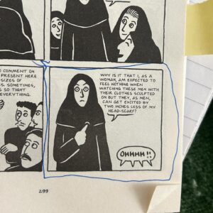 Parisa Amiri Instagram - Protestbibeln Persepolis! Så tacksam för att @vilaser uppmärksammat nyutgåvan av Satrapis banbrytande, modiga serieroman speciellt i de här tiderna, en vass, unik röst i skuggan av islamiska revolutionen i Iran. 

Bläddra för texten om dess betydelse med ett FÅTAL favoritrutor, om kontrollens idioti och hur rädsla tystar och göder förtryck.

Rent obligatorisk bok (och film), om kampen för att bevara identiteten och hur proteströrelsen i Iran ALLTID gjort motstånd, vare sig högljutt på gatorna eller genom civil olydnad. Läs för att nyansera bilden av folket och livet i diktaturen och för att bli uppmärksam på hur ofrihet växer fram. Och det egna ansvaret.  @galago_forlag
