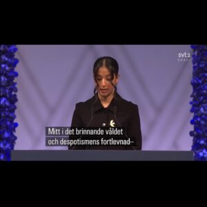Parisa Amiri Instagram - Inte ens ett 31-årigt fängelsestraff tystar Narges Mohammadi, årets mottagare av Nobels fredspris här i Oslo. Utan istället träder hennes 17-åriga tvillingbarn fram och för hennes talan. 

Svårt att hitta ett tydligare tecken på hur motstånd föder motstånd. Från det notoriskt avskyvärda Evinfängelset i Iran har hon lyckats smuggla ut ett tal, på små bitar toalettpapper, liksom hon smugglat ut budskap och berättelser de många år regimen försökt stoppa henne. 

Här i Oslo ekar hennes röst mot alla odds fram, liksom den gjort under tre decennier av motstånd och orädd kamp. Hennes ord ekar fram genom hennes 17-åriga dotter och son som inte träffat mamman på nio år och lever i exil. Ekar mot stenväggarna i Oslo rådhus och ut i världen.

Det korrupta, brutala styret svarar på folkets vädjan med kulor, piskrapp, övergrepp och försummelse, med kontroll, fångenskap och tortyr.  
Då svarar Narges Mohammadi med hopp, ledarskap, beslutsamhet och en fundamental tro på mänskliga rättigheter, frihet och jämlikhet. 
En ofattbart betydelsefull dag, för alla som lider under förtryck, oavsett var. 
Som Narges sa i en text i New York Times - smugglad ut ur fängelset - The More They Lock Us Up, The Stronger We Become. 
Fängslad men aldrig tystad. Eka vidare deras ord! @narges_mohamadi_51  @nobelpeacecenter