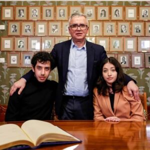 Parisa Amiri Instagram - Inte ens ett 31-årigt fängelsestraff tystar Narges Mohammadi, årets mottagare av Nobels fredspris här i Oslo. Utan istället träder hennes 17-åriga tvillingbarn fram och för hennes talan. 

Svårt att hitta ett tydligare tecken på hur motstånd föder motstånd. Från det notoriskt avskyvärda Evinfängelset i Iran har hon lyckats smuggla ut ett tal, på små bitar toalettpapper, liksom hon smugglat ut budskap och berättelser de många år regimen försökt stoppa henne. 

Här i Oslo ekar hennes röst mot alla odds fram, liksom den gjort under tre decennier av motstånd och orädd kamp. Hennes ord ekar fram genom hennes 17-åriga dotter och son som inte träffat mamman på nio år och lever i exil. Ekar mot stenväggarna i Oslo rådhus och ut i världen.

Det korrupta, brutala styret svarar på folkets vädjan med kulor, piskrapp, övergrepp och försummelse, med kontroll, fångenskap och tortyr.  
Då svarar Narges Mohammadi med hopp, ledarskap, beslutsamhet och en fundamental tro på mänskliga rättigheter, frihet och jämlikhet. 
En ofattbart betydelsefull dag, för alla som lider under förtryck, oavsett var. 
Som Narges sa i en text i New York Times - smugglad ut ur fängelset - The More They Lock Us Up, The Stronger We Become. 
Fängslad men aldrig tystad. Eka vidare deras ord! @narges_mohamadi_51  @nobelpeacecenter
