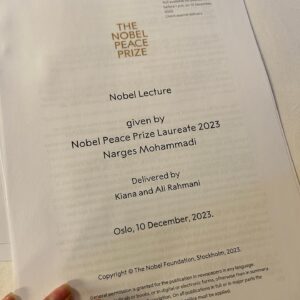 Parisa Amiri Instagram - Inte ens ett 31-årigt fängelsestraff tystar Narges Mohammadi, årets mottagare av Nobels fredspris här i Oslo. Utan istället träder hennes 17-åriga tvillingbarn fram och för hennes talan. 

Svårt att hitta ett tydligare tecken på hur motstånd föder motstånd. Från det notoriskt avskyvärda Evinfängelset i Iran har hon lyckats smuggla ut ett tal, på små bitar toalettpapper, liksom hon smugglat ut budskap och berättelser de många år regimen försökt stoppa henne. 

Här i Oslo ekar hennes röst mot alla odds fram, liksom den gjort under tre decennier av motstånd och orädd kamp. Hennes ord ekar fram genom hennes 17-åriga dotter och son som inte träffat mamman på nio år och lever i exil. Ekar mot stenväggarna i Oslo rådhus och ut i världen.

Det korrupta, brutala styret svarar på folkets vädjan med kulor, piskrapp, övergrepp och försummelse, med kontroll, fångenskap och tortyr.  
Då svarar Narges Mohammadi med hopp, ledarskap, beslutsamhet och en fundamental tro på mänskliga rättigheter, frihet och jämlikhet. 
En ofattbart betydelsefull dag, för alla som lider under förtryck, oavsett var. 
Som Narges sa i en text i New York Times - smugglad ut ur fängelset - The More They Lock Us Up, The Stronger We Become. 
Fängslad men aldrig tystad. Eka vidare deras ord! @narges_mohamadi_51  @nobelpeacecenter