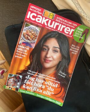 Parisa Amiri Instagram - Ockuperar landets dörrmattor! Tack Icakurirens Anna Liljeberg för en fin, nyanserad intervju jag inte behövde ångra och som inte bara handlade om På Spåret (!). Medieslitet, en del känsligt men avgörande ur uppväxten, kunskapstörst i en ytlig tid och mer. Utdrag här, läs hela på nätet tex? Inte minst för Linas hönshus som verkar toppen? ❤️