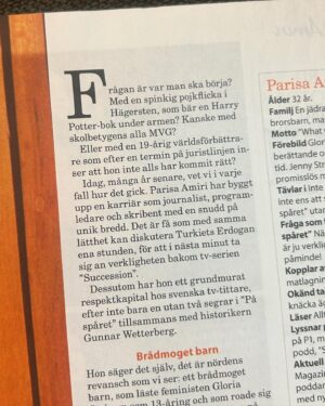 Parisa Amiri Instagram - Ockuperar landets dörrmattor! Tack Icakurirens Anna Liljeberg för en fin, nyanserad intervju jag inte behövde ångra och som inte bara handlade om På Spåret (!). Medieslitet, en del känsligt men avgörande ur uppväxten, kunskapstörst i en ytlig tid och mer. Utdrag här, läs hela på nätet tex? Inte minst för Linas hönshus som verkar toppen? ❤️