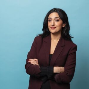 Parisa Amiri Instagram - Talkshow i P1 hälsar välkommen! Under vårens torsdagar 15.04 - med start IDAG! - programleder jag en spännande, intressant, kanske t.o.m. underhållande timme med gäster utifrån nyheterna och kulturens värld i @sverigesradiop1! 
Dessutom får jag agera sidovagn minst en gång i veckan när den eviga favoriten @katherine_zimmerman_p1 programleder - TUNE IN! Äntligen får man dyka upp även i radio igen.