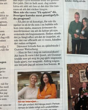 Parisa Amiri Instagram - Ockuperar landets dörrmattor! Tack Icakurirens Anna Liljeberg för en fin, nyanserad intervju jag inte behövde ångra och som inte bara handlade om På Spåret (!). Medieslitet, en del känsligt men avgörande ur uppväxten, kunskapstörst i en ytlig tid och mer. Utdrag här, läs hela på nätet tex? Inte minst för Linas hönshus som verkar toppen? ❤️