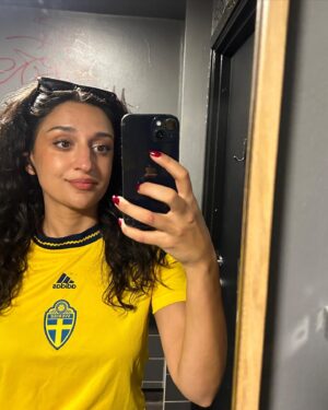 Parisa Amiri Instagram - Så oändligt sorgsen och förbannad jag är nu, lika stolt är jag över mitt landslag @swewnt, alltid lika stolt när jag drar på mig lagtröjan inför match pga er och allt ni representerar. Tack, tack, tack och fortsätt!! PS. Ska utreda domaren under all tillgänglig fritid framöver