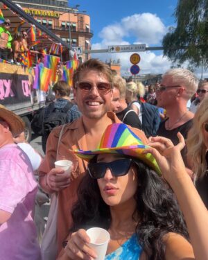 Parisa Amiri Instagram - Inga segrar, inga friheter kan tas för givet! HAPPY och fortsatt stridbart @stockholmpride - för att INGENS rättigheter får bli förhandlingsbara, tyvärr något vi aldrig kan sluta slå vakt om. ❤️‍🔥🏳️‍⚧️🏳️‍🌈