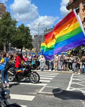 Parisa Amiri Instagram - Inga segrar, inga friheter kan tas för givet! HAPPY och fortsatt stridbart @stockholmpride - för att INGENS rättigheter får bli förhandlingsbara, tyvärr något vi aldrig kan sluta slå vakt om. ❤️‍🔥🏳️‍⚧️🏳️‍🌈