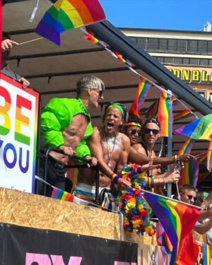 Parisa Amiri Instagram - Inga segrar, inga friheter kan tas för givet! HAPPY och fortsatt stridbart @stockholmpride - för att INGENS rättigheter får bli förhandlingsbara, tyvärr något vi aldrig kan sluta slå vakt om. ❤️‍🔥🏳️‍⚧️🏳️‍🌈