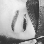 Parisa Roshani Instagram – تكنيك شادو لاين 🥰 اين تكنيك با دستگاه انجام ميشود ، هيلد بسيار لايتي داره و ماندگاري بسيار بالا ، خطها حالت مخملي ميگيرد و من عاشق اين استايلم ☺️ #پريسا_روشنى #فاندر #آكادمي_پي_آر
