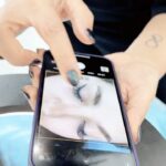 Parisa Roshani Instagram - خيلي از شماها براي #عكس گرفتن مشكل داشتيد حالا نميگم من خيلي #خفن عكس ميگيرم😚 ولي شايد اين ويديو به دردتون بخوره اگر ديدم استقبال شد و تعداد #لايك و #كامنت كه به معني حس خوبتون هست دريافت كردم يك ويديو اموزشي ديگه براتون اماده ميكنم اگر نگرفتم كه هيچي ❤️🤟🏻 بفرست براي دوستات كه توي كار #بيوتي هستن