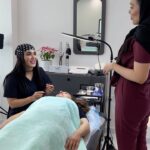 Parisa Roshani Instagram – من بارها شده براي تعارف هاي الكي بسيار تو استينم رفته 
ولي بعد از مدتي ياد گرفتم اصلاً ارزش كار خودمو با اين حركات پايين نيارم 
شماها چند بار اينجوري شدين ❤️ #تعارف