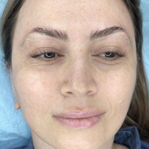 Parisa Roshani Instagram - تكنيك پرفشنال دخترونه با سوزن ٣ سر 🙀 من كلاً عاشق كارهاي سخت هستم . ايشون يكي از سخت ترين كارهاي اين مدت بود ، حالا چرا ؟ چون ٨ بار ريموو داشتند 🙀 حالا نظرتون چيه وقتي ميگم ابرو فرمانروايي ميكنه در كل صورت 🥰 كارها واقعي ميباشد و اديت نداره ❤️