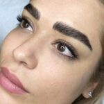 Parisa Roshani Instagram - تكنيك بولد شيدينگ يك تكنيك بسيار اصولي و متفاوت و پرطرفدار بين خانوم هاي ايراني و از تلفيق دستگاه و بليد ميباشد ماندگاري ٢ الي ٣ سال دارد و چهره را بسيار جوانتر و زيباتر نشان ميدهد رنگ كار شده برند PR: بلك كافي پايه گليسيرين ١٥ميل دارك كافي پايه اب ١٠ ميل سوزن استفاده شده : ١ سر دستگاه و بليد اسلوپ براي هماهنگي و تعيين وقت با شماره زير تماس حاصل فرماييد 09128827374 #زيبايي #صورت (هنر دست دختراي تيم سالن خودم 🥰