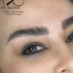 Parisa Roshani Instagram - اموزش لاين ابرو اموزش شما يكماه ميباشد كه ٢روز حضوري و ٢٧ شب يكساعت انلاين ميباشد و بعد از انلاين مدل مياوريد و اجرا ميكنيد تا ايرادتون رفع بشه لاين ابرو شامل بيسيك و پيشرفته ميباشد كه پترن هاي بيسيك با پترن هاي پيشرفته متفاوت است ولي در هر دو لاين اموزش ها يكي ميباشد شامل نحوه شيدينگ ابرو( سايه كادري ابرو تركيب رنگ و نحوه رنگسازي روي پوست قرينه سازي ابرو با ديوايدر ضربدري سه پترن ابرو بولد سه پترن ابروي دخترانه ❤️🌺 جهت اطلاعات بيشتر با شماره روي پوستر تماس بگيريد و يا از طريق لينك ثبت نام در قسمت بايو