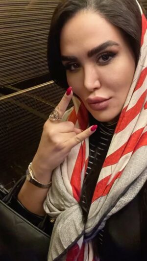 Parisa Roshani Instagram - اول اينكه هممون خيلي چيزهارو در اين ٥ سال اخير فهميديم و ديگه نيازي به هياهو نيست ، هممون فهميديم چند چنديم
———-
دوم اينكه هر چي بيشتر ميفهمي تنهاتر ميشي
پس اگر دورت شلوغه هنوز نياز به يادگيري داري 
———-
سوم و مهمترين بخش زندگي اينه كه بفهمي خودتو اگر بشناسي ديگه هيچي برات مهم نيست و سخت نيست 
———
خوشحال باش، و براي حرف كسي زندگي نكن 
هر چيزي كه به كسي اسيب نميزنه و تورو خوشحال ميكنه 
انجام بده 
از قضاوت نترس 
چون تو هر جاي زندگيت باشي مورد قضاوت قرار ميگيري 
پس اونو بخشي از هستي بدون
❤️❤️❤️❤️❤️
اميدوارم امسال همتون طعم زندگي واقعي را بچشيد🙏🏻