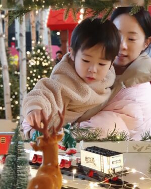 Park Eun-young Instagram - #모자 #엄마와아들 
#파라다이스시티 넘 예쁘게 꾸며놓았네요🎄
사진작가처럼 찍어주신 울아빠💙