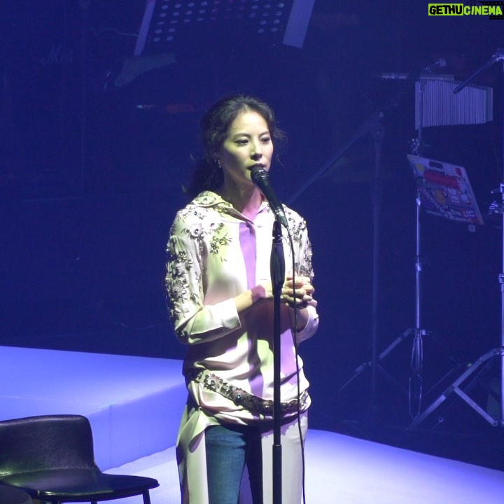 Park Ji-yoon - 4.7K Likes - '#박지윤콘서트 2019' 감사히 잘 마쳤습니다.
함께해준 밴드동료들 진희, 인성오빠, 영호, 치헌이, 창현이, 기훈이, 아영, 한솔이, 그리고 오한얼 연출감독님, 딜라잇 이지혜 대표님 감사합니다.
그 누구보다 공연장까지 찾아주신 관객 한 분 한 분 모두 진심으로 고맙습니다.