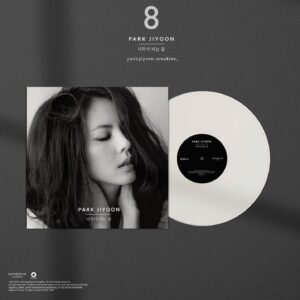 Park Ji-yoon Instagram - 2012년에 발매되었던 정규8집 ‘나무가 되는 꿈’ 앨범 LP가 곧 발매됩니다. 구매링크는 프로필에 있습니다. 

8th album 'Tree of life' vinyl will soon be released. Link in the profile.

--------

박지윤 – 8집 [나무가 되는 꿈] 180g 화이트 컬러 LP / 1,500장 한정반

더욱 더 깊어진, 
꽃과 나무가 함께 어우러진 숲

아티스트 박지윤의 새로운 시작을 알린 앨범 [꽃, 다시 첫번째] 이 후, ‘꽃과 나무가 함께 어우러진 숲’으로 돌아온 박지윤의 8집 [나무가 되는 꿈]
이번 앨범에서 “직접 가사를 쓰고 멜로디를 만든 노래의 수가 늘었다. 여덟 곡의 노랫말을 썼고, 다섯 곡을 만들었다. 어쿠스틱 기타 연주로 직접 녹음에 참여하기도 했다. 단순히 곡을 많이 만든 것만이 아니다. 지난 앨범의 곡들이 풋풋했다면 이번 앨범에선 더 깊어졌다. 긍정적인 의미로 능숙해졌고 흐름은 유려하다. 스케일이 큰 곡에서도, 단순한 구조의 곡에서도 멜로디는 선명하게 서있었다. (…) 박지윤은 자연에 대한 언어로, 그를 빗댄 이야기로 노래를 만들어왔다. [나무가 되는 꿈]이란 제목을 통해 자연스레 지난 앨범과 연결 지으며 박지윤의 새로운 이야기가 계속해서 이어진다는 것을 알린다. 박지윤은 ‘나무가 되는 꿈’에서 “우릴 향해 쌓은 노래가 숲이 되어 자라나”라고 노래했다. 이 앨범을 통해 비로소 박지윤은 꽃과 나무가 함께 어우러진 숲이 되었다. 그 숲에는 서로 다른 종류의 꽃과 나무가 있다.” - 김학선(대중음악평론가)

* 1,500장 한정반
* 33RPM 180g 중량반 (Pressed in France)
* 2023 바이닐 마스터링Mastered by PROPER studio
* White Color LP (화이트 컬러반)
* 국내 인쇄
* Gatefold Jacket 
* 6p Lyrics Insert & Poster-Liner Note
MVKL-1018
