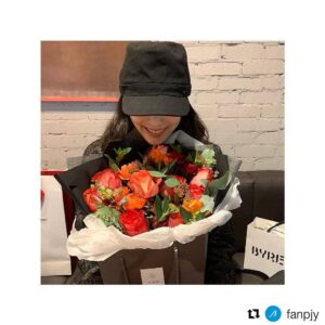 Park Ji-yoon Instagram - 생각지 못한 선물들 너무 고마워요.
2019년 더 좋은 소식으로 만나요.

#Repost @fanpjy ・・・
2019.01.05.
오늘, with flower 🌹
_
#박지윤
