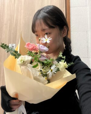 Park Kyung-hye Instagram - ❤️
넘치게 행복하고🥹
넘치게 많이웃고😆
넘치게 많이먹은 🫢

생일을 축하해 주신 
모든 분들 감사합니다❤️😍❤️