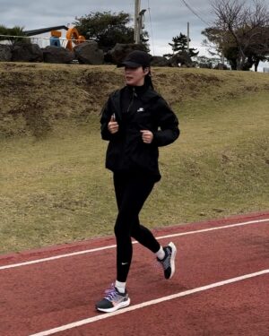 Park Si-eun Instagram - 가볍게 러닝~😋💕
겨울에도 러닝이 가능하다고하는데 올해는 도전해볼까봐요~잘할수있겠죠😅🤔 
모든 초보러너들 화이팅~🤗😁👍

#제주
#러닝
#애월운동장 🤍
#photoby @0923mara 💕
#with @taihyun_zin ❤️