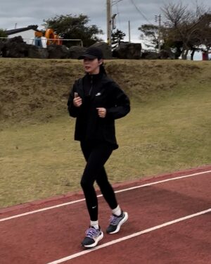 Park Si-eun Instagram - 가볍게 러닝~😋💕
겨울에도 러닝이 가능하다고하는데 올해는 도전해볼까봐요~잘할수있겠죠😅🤔 
모든 초보러너들 화이팅~🤗😁👍

#제주
#러닝
#애월운동장 🤍
#photoby @0923mara 💕
#with @taihyun_zin ❤️