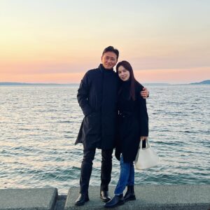 Park Si-eun Instagram - 안녕하세요 평안하시죠?
한가위 입니다 저희는 미국 시애틀에 있습니다
오늘밤 보름달을 보면 올해가 거의 끝나가고 있다는걸 느끼게 될거같습니다

저희는 올해도 내년도 명절도 기념일도 
그저 같은 하루 하루 매일을 감사하고 
사랑하고 살기로 했습니다 
여러분도 항상 감사와 사랑으로 살아가시면서 
이 말도 안되는 세상에서 좀 남다르게 버텨보자고요🤍

앞으로도 우리 부부 많이 응원해주시고 
풍성하고 즐거운 한가위 되시길⭐️

감사합니다 🚀