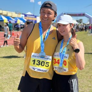 Park Si-eun Instagram - 네번째 마라톤대회🏅
무사히 완주했습니다🤗💕
누군가를 위해 달리는대회라 더 특별했던 제주국제관광마라톤❣️
태양을 피하고싶은 뜨거운 날씨에 멋진 러너분들사이에서 달린 10k 
솔직히 너무 힘들었지만 행복했어요~이래서 또 달리는거겠죠
함께달려준 나의러닝선생 연진이 @yeounjin2664 땡큐~덕분에 잘달렸엉🥰
어디선가 또 함께 달려요~🫶
#제주국제관광마라톤#기부마라톤#기부러닝#부부#러너#초보러너#박진이#화이팅#💙